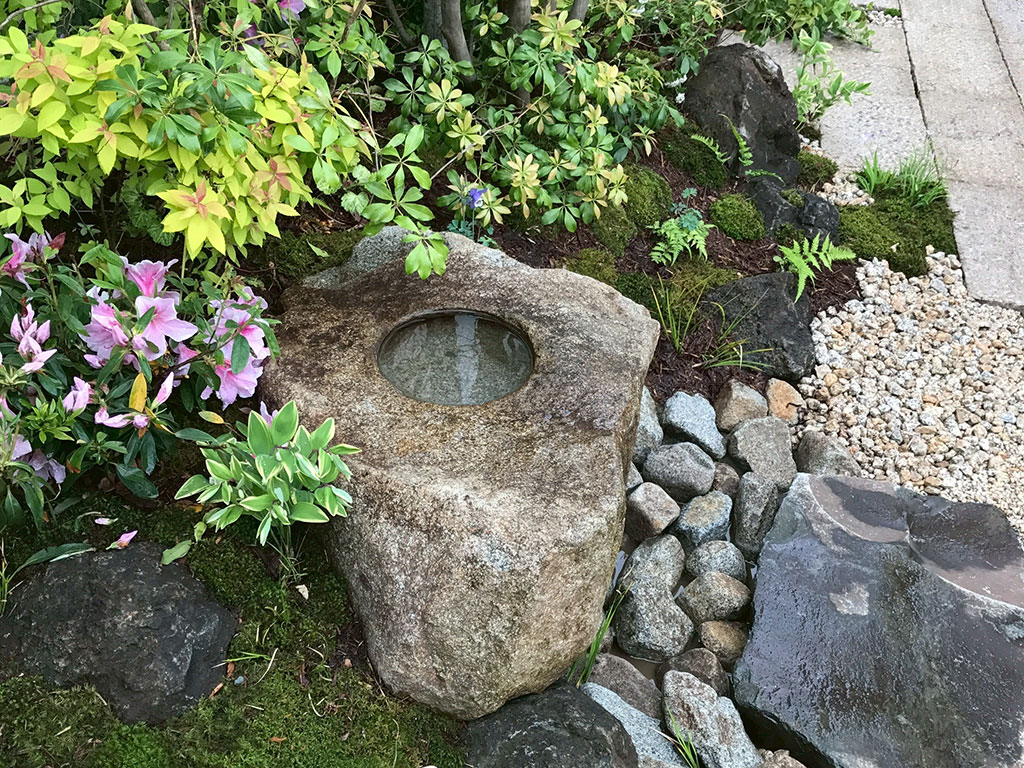 石と植栽を組み合わせた庭園